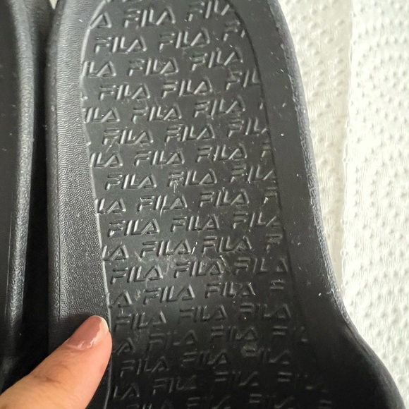 Fila slides - Picture 3 of 4